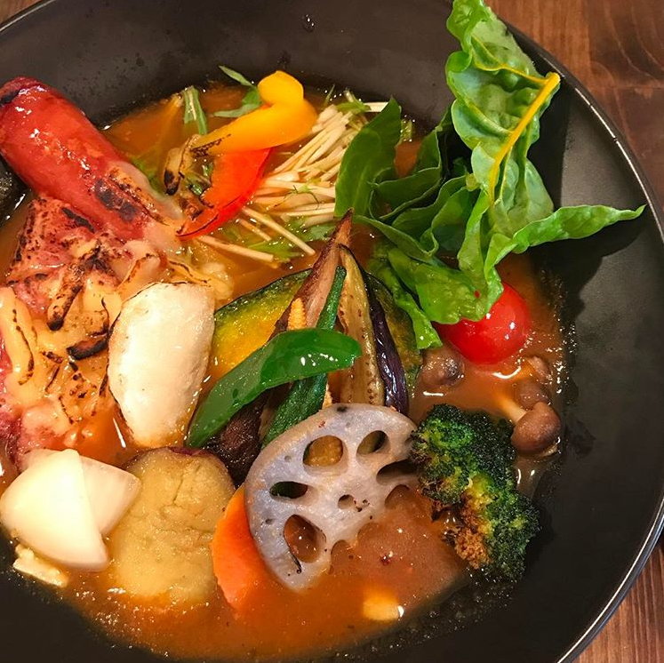 焦がしベーコンとチーズの野菜スープカレー